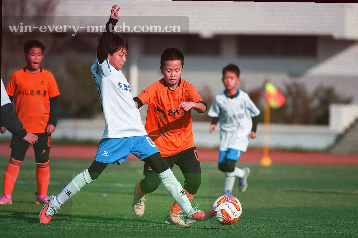 俯拍球场线稿与十一个位置圆点，几何矢量风格，用于示意首发站位
